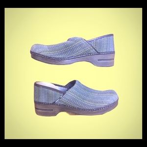 Dansko clogs Women’s 42 Green Knit Textured Shoes